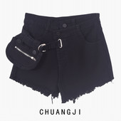 Pantaloni scurți cu franjuri și geantă din denim