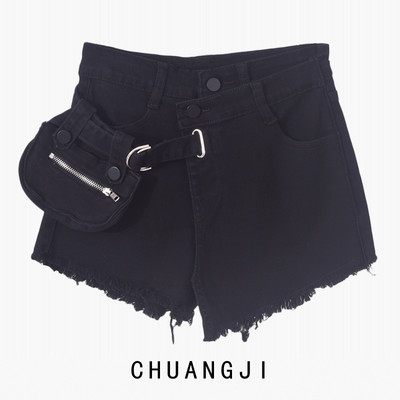 Pantaloni scurți cu franjuri și geantă din denim