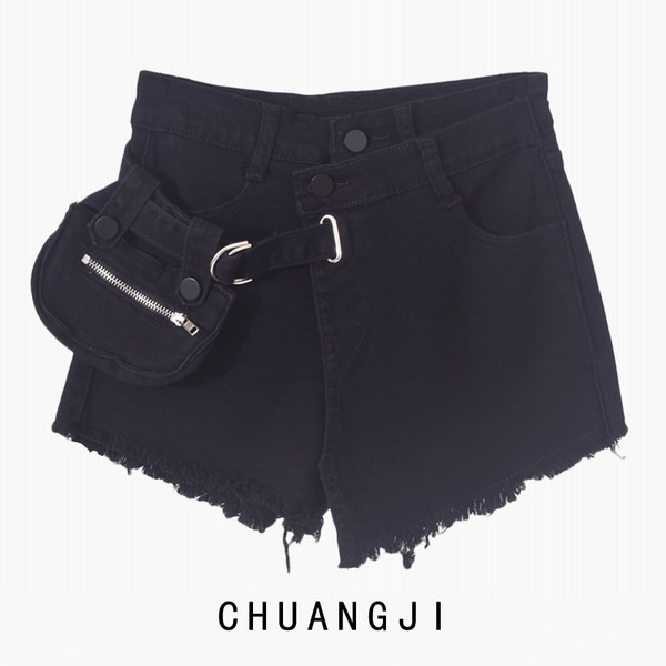 Pantaloni scurți cu franjuri și geantă din denim