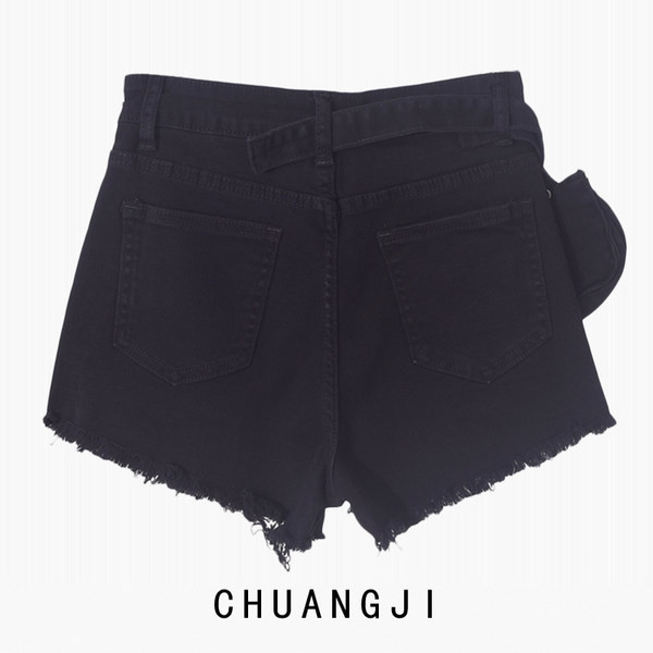 Pantaloni scurți cu franjuri și geantă din denim