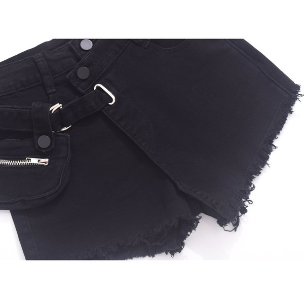 Pantaloni scurți cu franjuri și geantă din denim