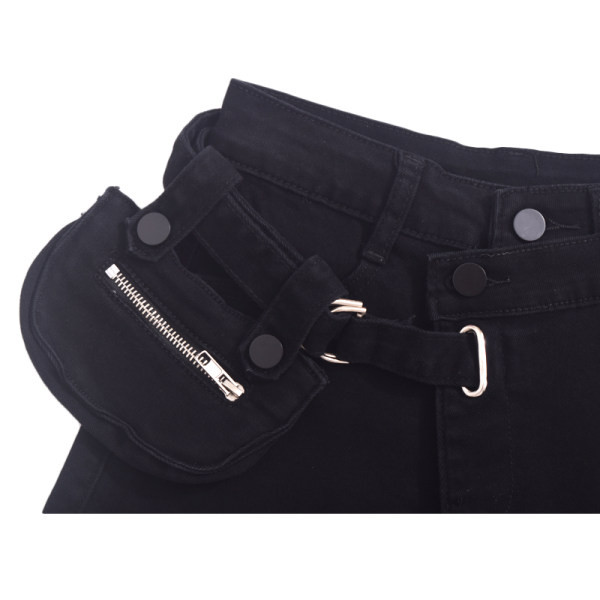 Pantaloni scurți cu franjuri și geantă din denim