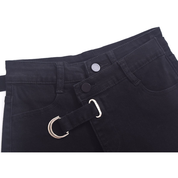 Pantaloni scurți cu franjuri și geantă din denim