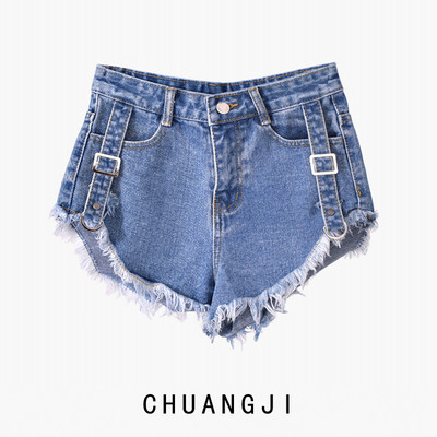 Σορτς τζιν μελουράκια και μεταλλικές διακοσμήσεις