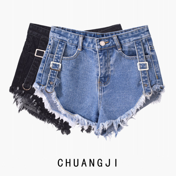 Σορτς τζιν μελουράκια και μεταλλικές διακοσμήσεις