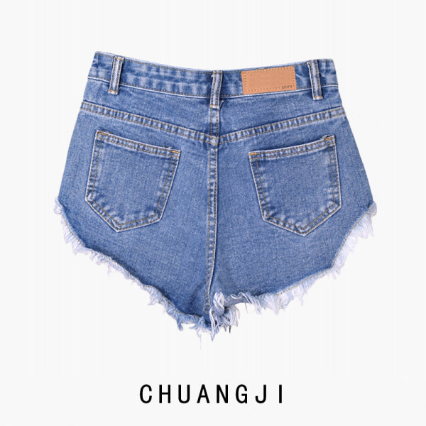 Σορτς τζιν μελουράκια και μεταλλικές διακοσμήσεις