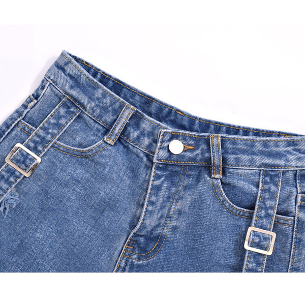 Σορτς τζιν μελουράκια και μεταλλικές διακοσμήσεις