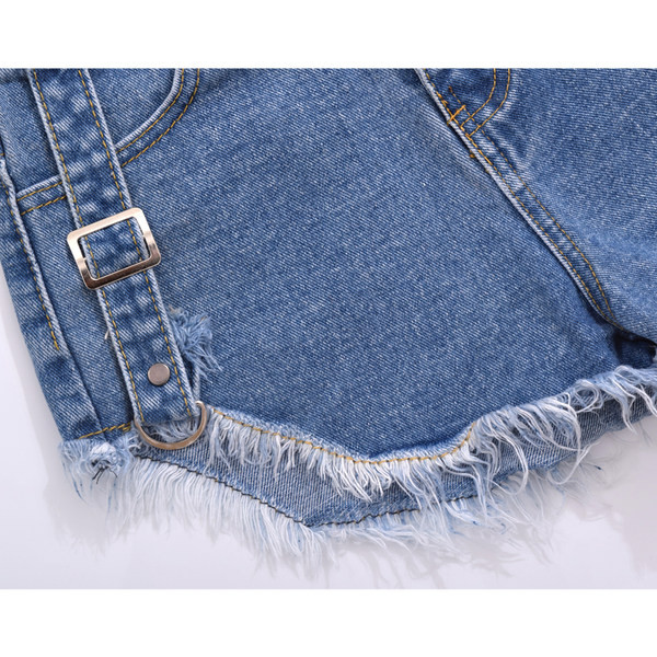 Σορτς τζιν μελουράκια και μεταλλικές διακοσμήσεις