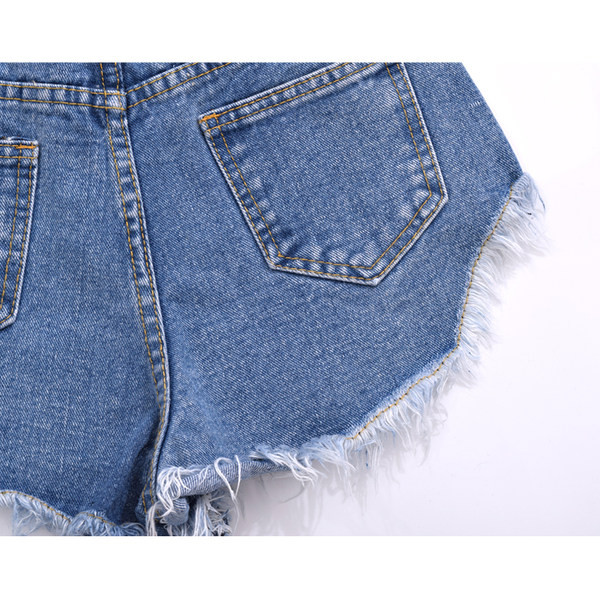 Σορτς τζιν μελουράκια και μεταλλικές διακοσμήσεις