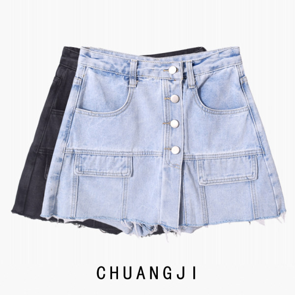 Γυναικεία σορτς τύπου φούστα με κουμπιά