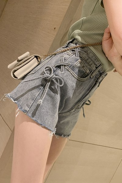 Novi model kratkih ženskih traperica s vezicama u plavoj boji