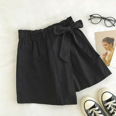 Ženske kratke hlače s trakom i elastičnim strukom