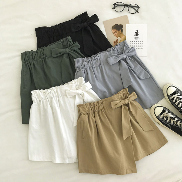 Ženske kratke hlače s trakom i elastičnim strukom