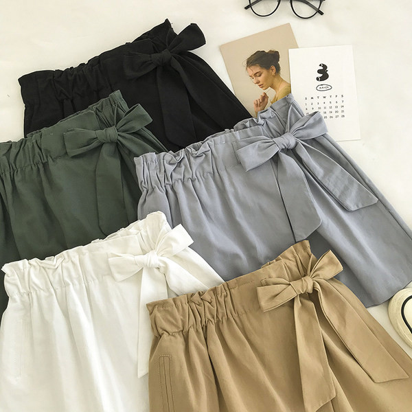 Ženske kratke hlače s trakom i elastičnim strukom