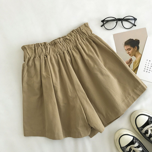 Ženske kratke hlače s trakom i elastičnim strukom