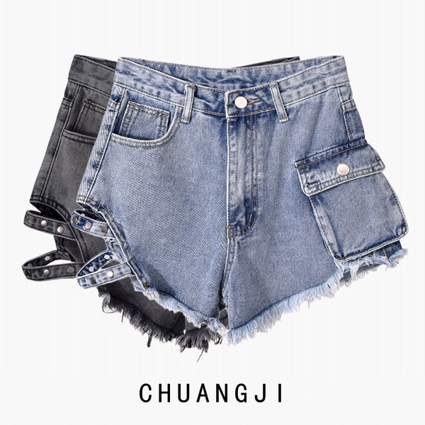 Κοντά τζιν με τσέπη και λουράκια με πούλια