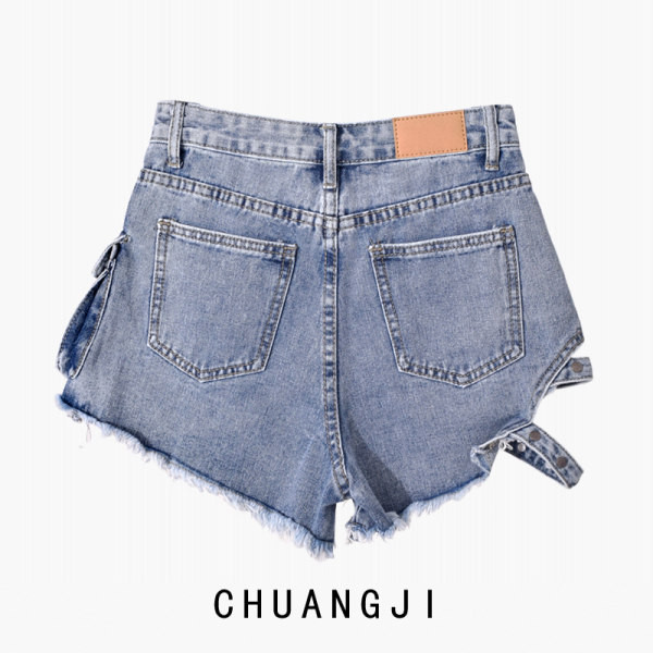 Κοντά τζιν με τσέπη και λουράκια με πούλια