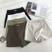 Ženske kratke hlače s metalnim ukrasom