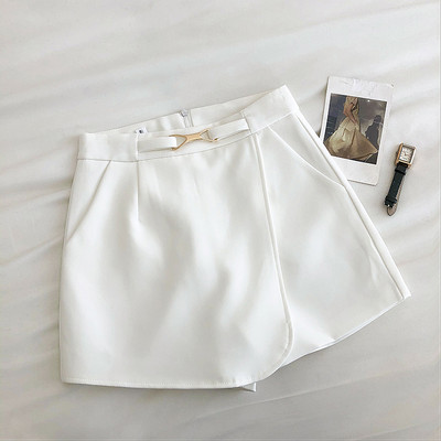 Ženske kratke hlače s metalnim ukrasom