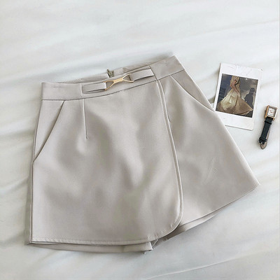 Ženske kratke hlače s metalnim ukrasom