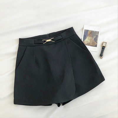 Ženske kratke hlače s metalnim ukrasom