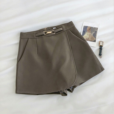 Ženske kratke hlače s metalnim ukrasom