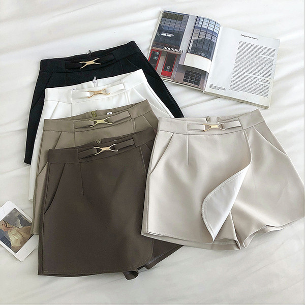 Ženske kratke hlače s metalnim ukrasom