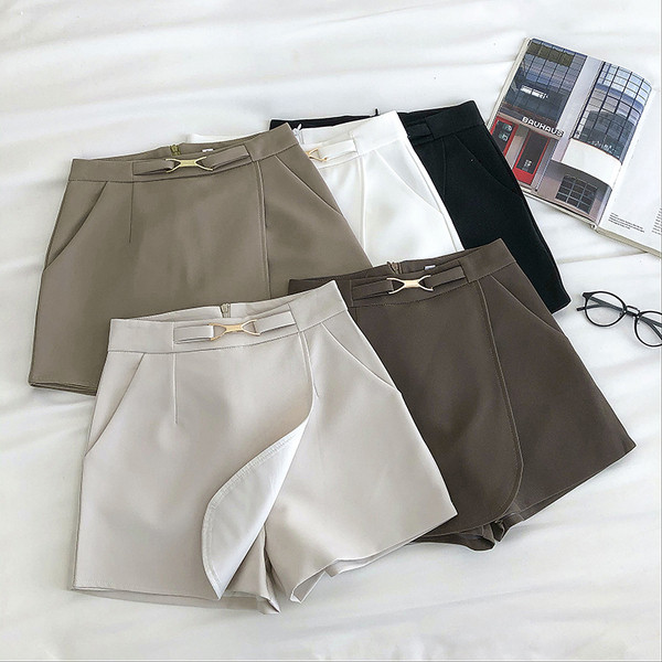 Ženske kratke hlače s metalnim ukrasom