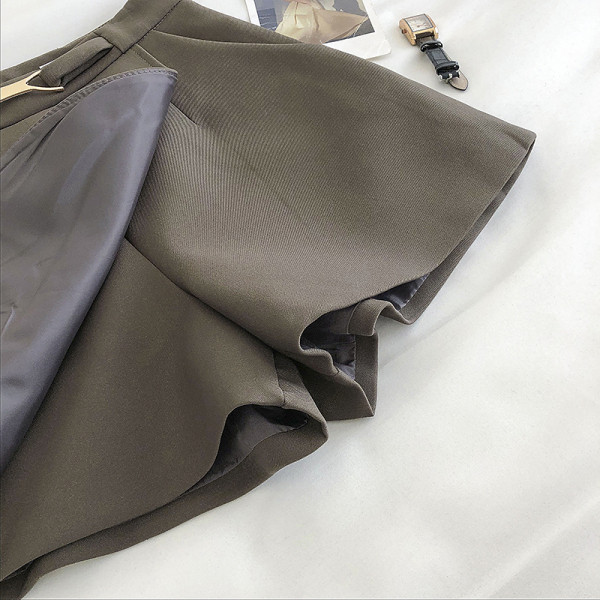 Ženske kratke hlače s metalnim ukrasom