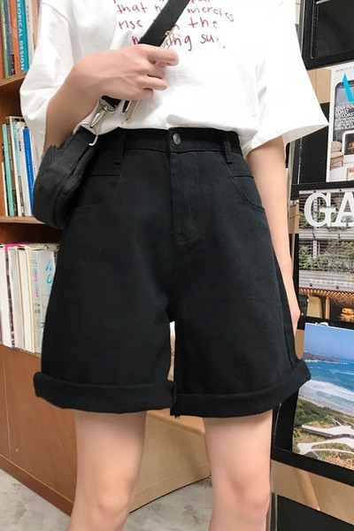 Νέο μοντέλο γυναικεία τζιν με μήκος πάνω από το γόνατο