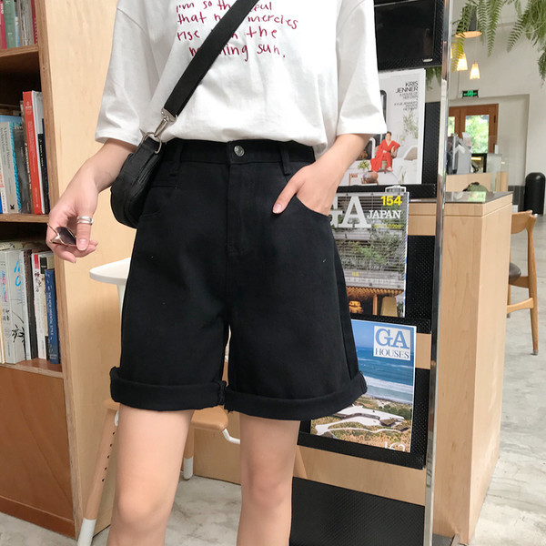 Νέο μοντέλο γυναικεία τζιν με μήκος πάνω από το γόνατο