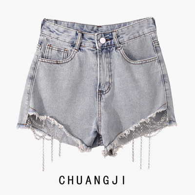 Γυναικεία κοντό τζιν με μεταλλική αλυσίδα