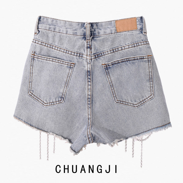 Γυναικεία κοντό τζιν με μεταλλική αλυσίδα