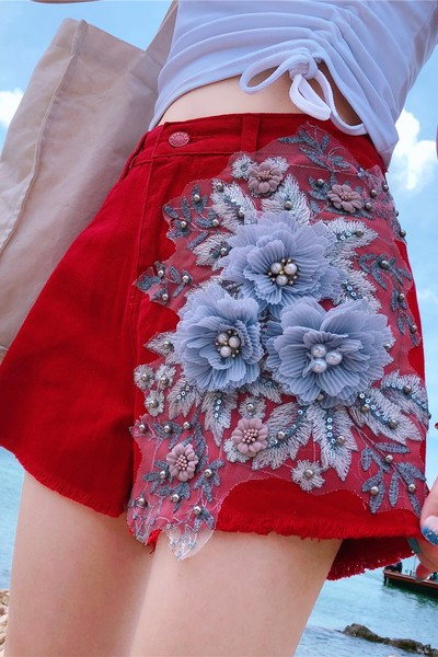 Novi model ženskih kratkih hlača s 3D dekoracijom i visokim strukom