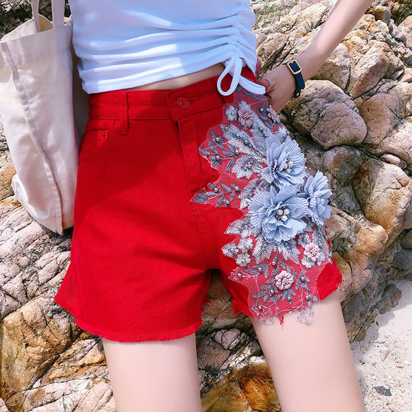 Novi model ženskih kratkih hlača s 3D dekoracijom i visokim strukom