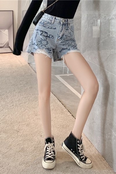 Jauns džinsa šortu modelis - ar augstu vidukli un saplēstiem motīviem