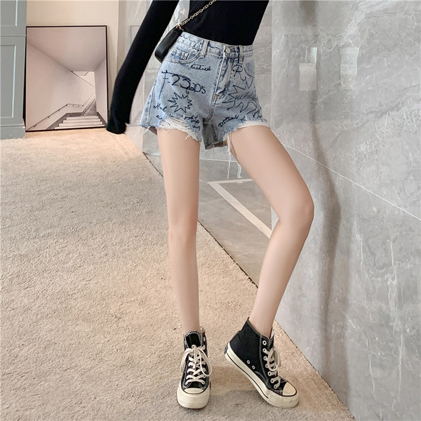 Jauns džinsa šortu modelis - ar augstu vidukli un saplēstiem motīviem