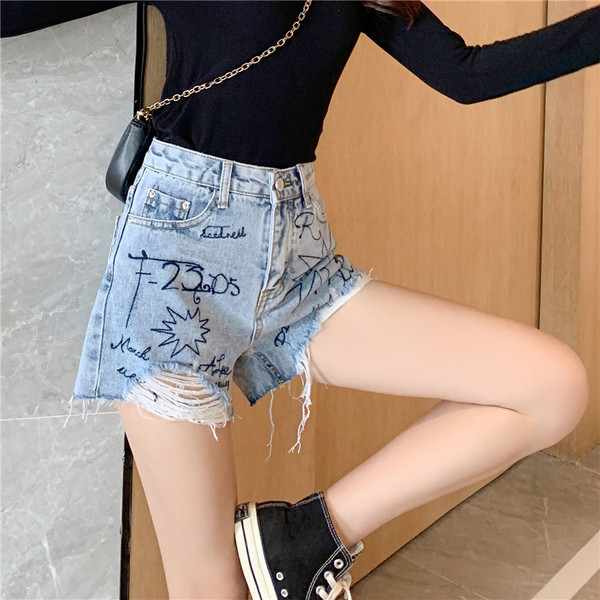 Jauns džinsa šortu modelis - ar augstu vidukli un saplēstiem motīviem