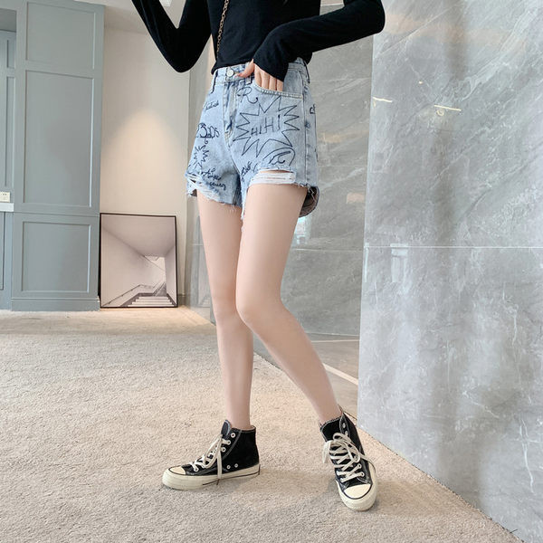 Jauns džinsa šortu modelis - ar augstu vidukli un saplēstiem motīviem