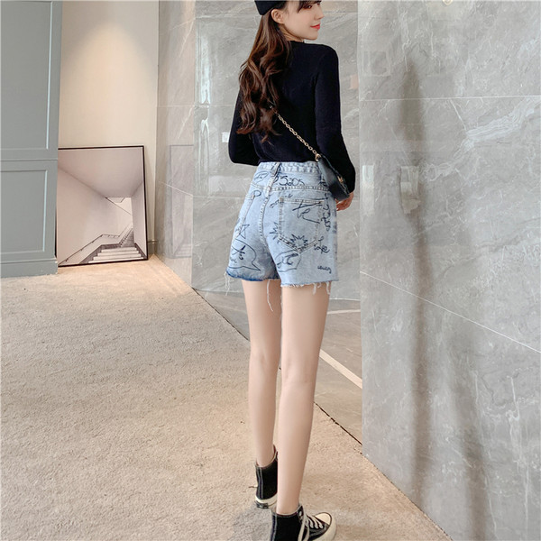 Jauns džinsa šortu modelis - ar augstu vidukli un saplēstiem motīviem