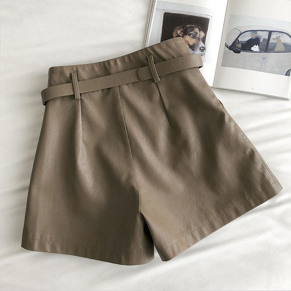 Nahast lühikesed püksid vöö ja lukuga