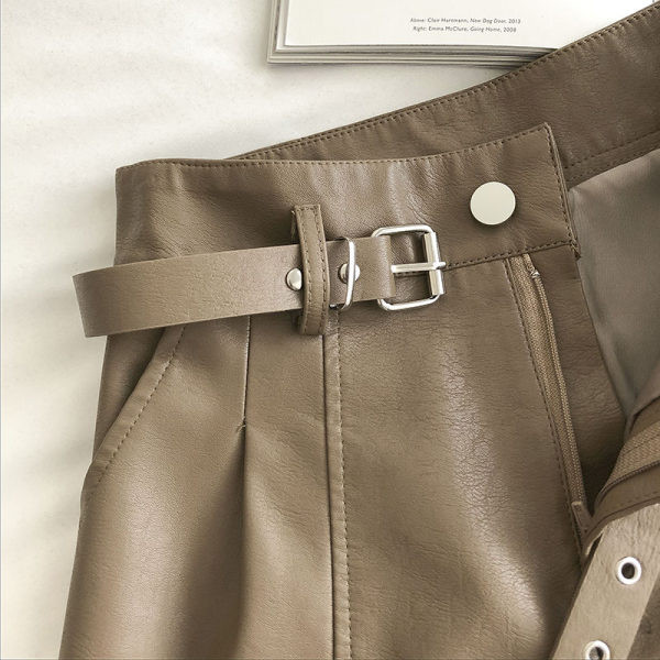 Nahast lühikesed püksid vöö ja lukuga