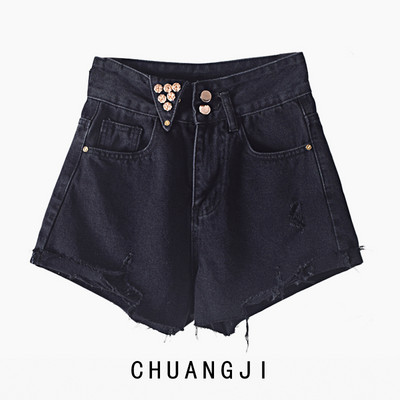 Pantaloni scurți de damă din denim cu decor metalic