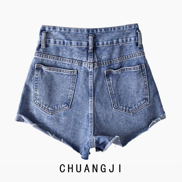 Pantaloni scurți de damă din denim cu decor metalic