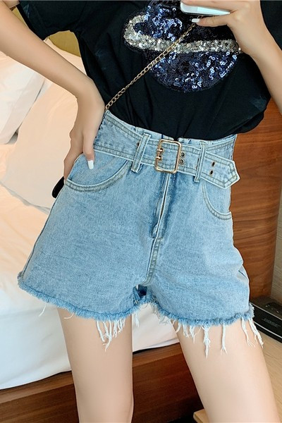 Ženske kratke traperice s remenom i visokim strukom u plavoj boji