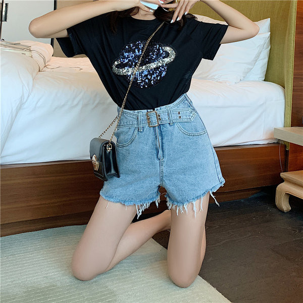 Ženske kratke traperice s remenom i visokim strukom u plavoj boji