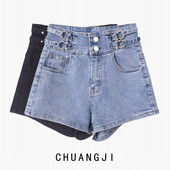 Kratke ljetne traperice s metalnim elementima u struku