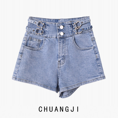 Kratke ljetne traperice s metalnim elementima u struku