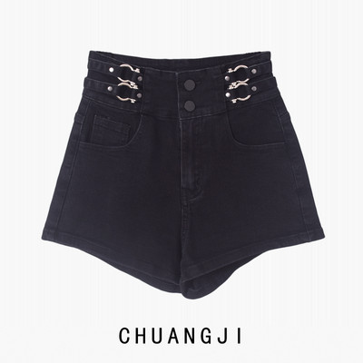 Kratke ljetne traperice s metalnim elementima u struku