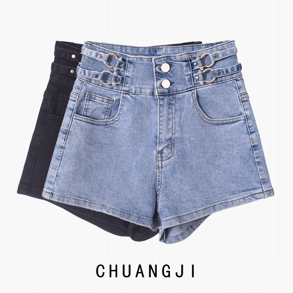 Kratke ljetne traperice s metalnim elementima u struku